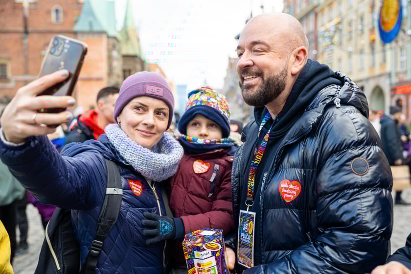 Prezydent Wrocławia Jacek Sutryk zbiera pieniądze do puszki WOŚP